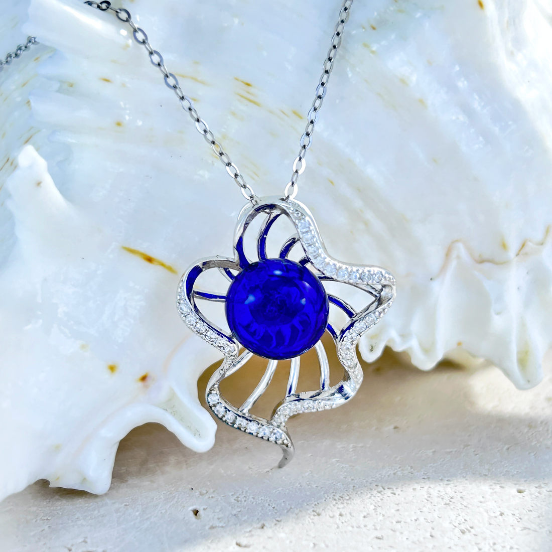 Elegant aromatherapy jewellery by Lilanimus, with silver white gold-plated design and blue glass orb for essential oils. Ideal as an aroma necklace
